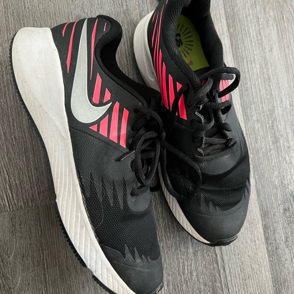 Kids Nike shoes size 4.5 Y - Picture 1 of 4